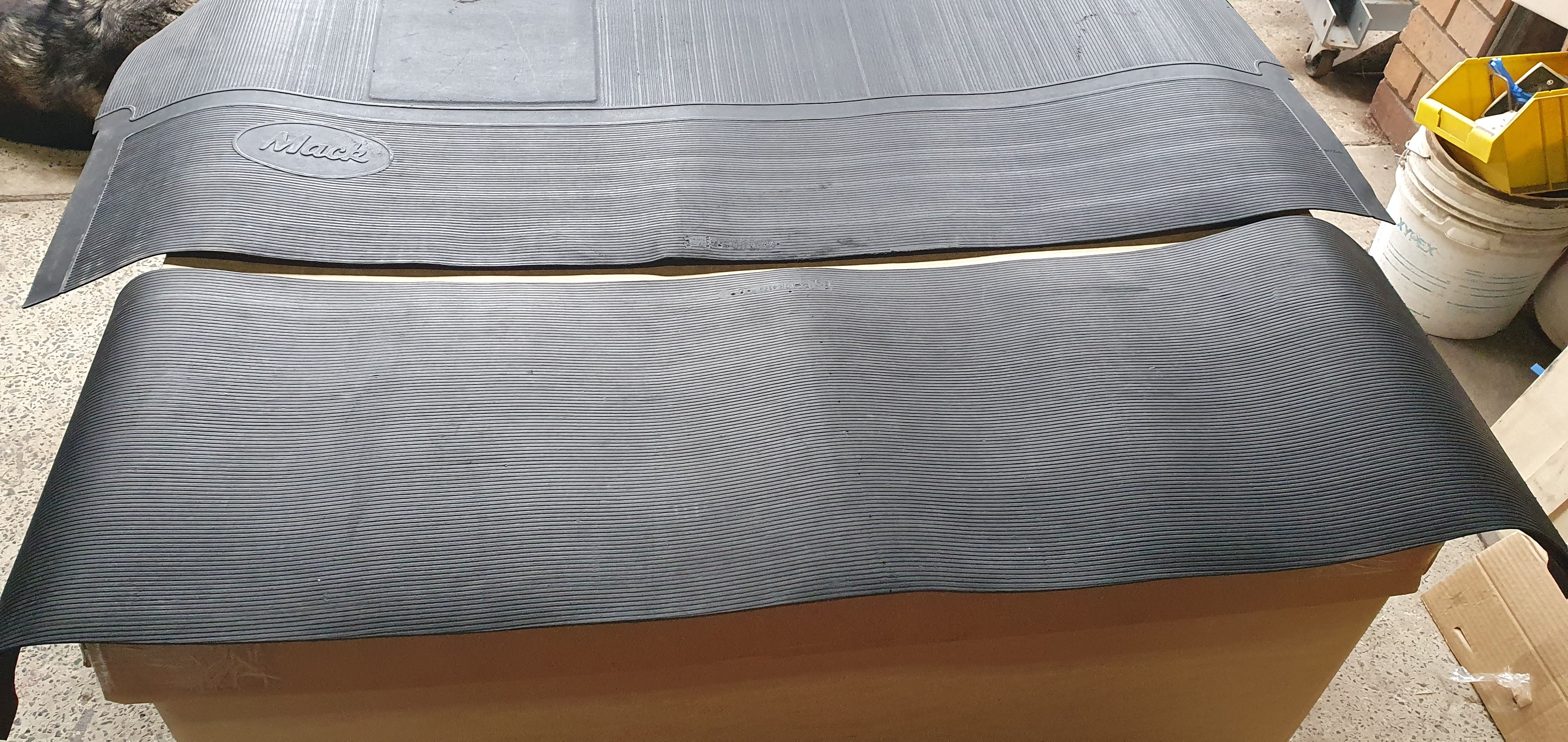 FLOOR MATS, FOR R-MODEL/SUPERLINER AND VALUE-LINER