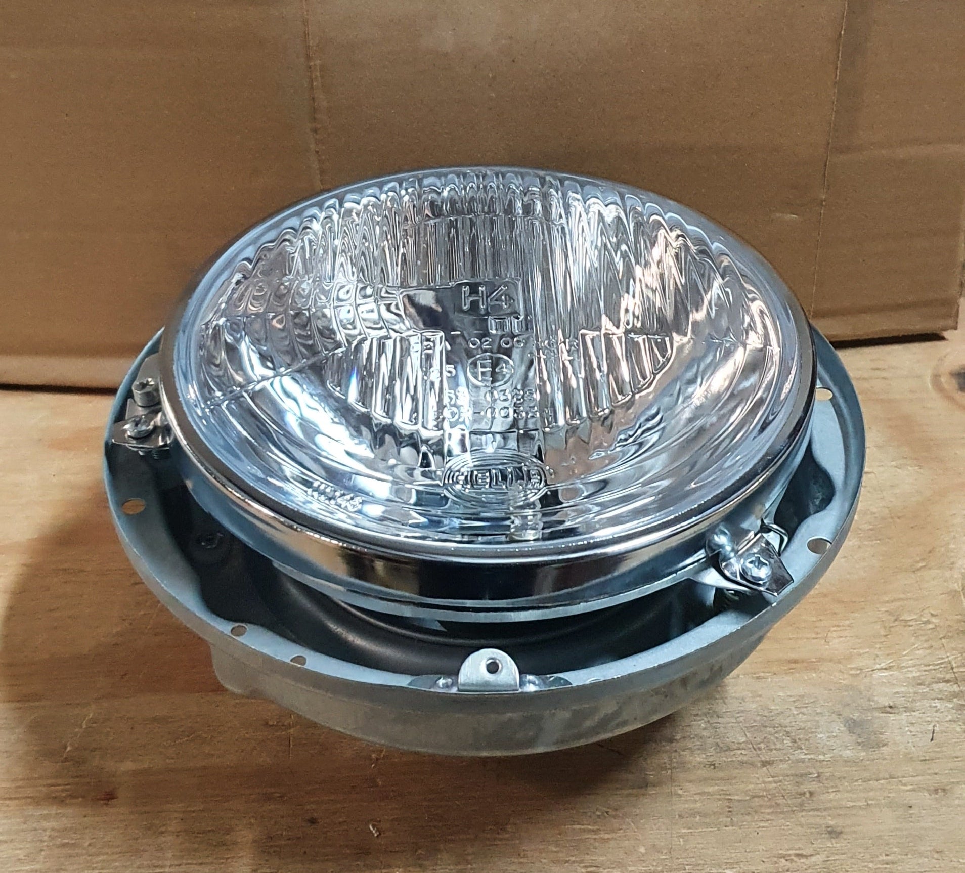 HEADLIGHT BUCKET AND LIGHT ASSEMBLY