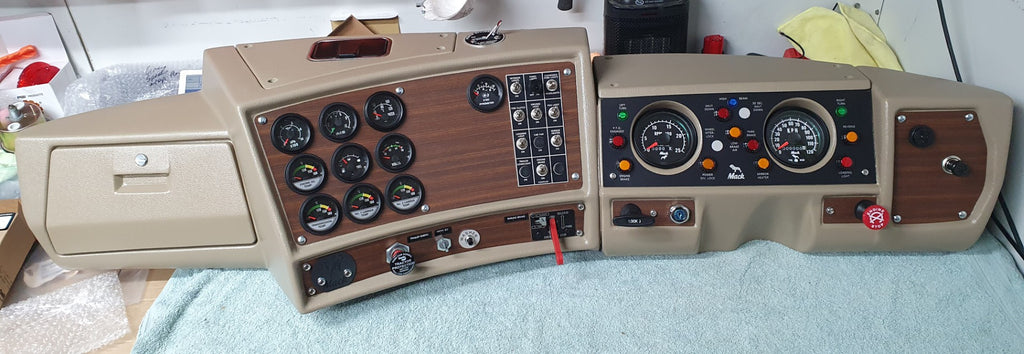 COMPLETE DASH, SUIT R-MODEL/SUPERLINER/VALUELINER PRE 1990